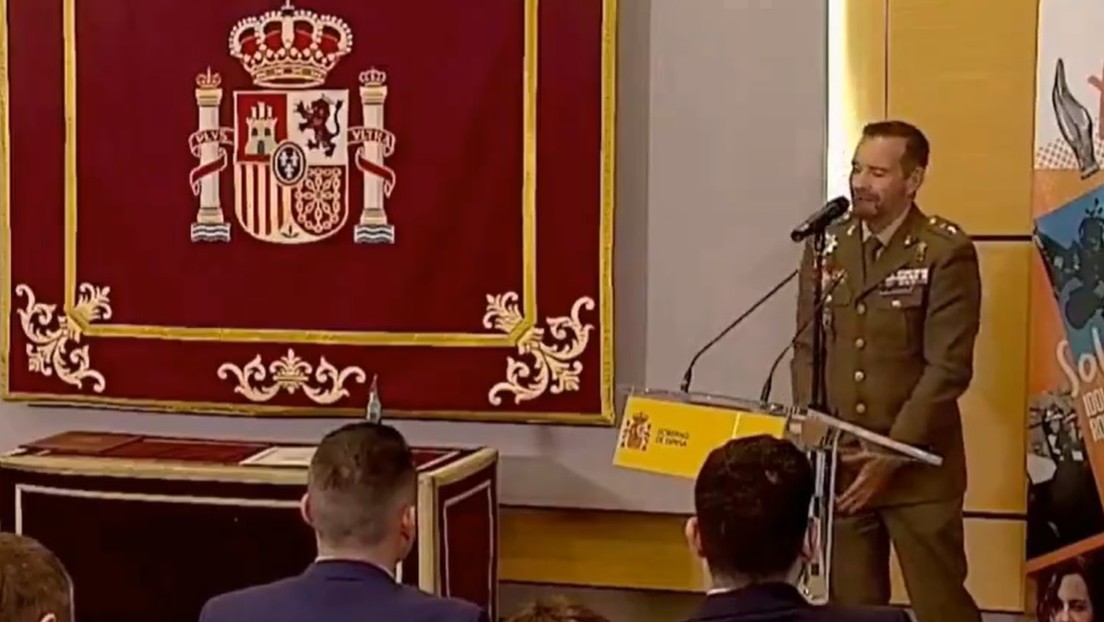 La insólita actuación musical de un teniente español en un acto con la ministra de Defensa (VIDEO)