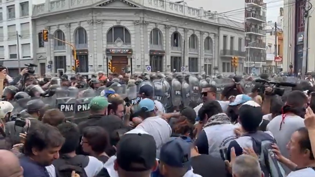 Violenta represión policial de protestas contra los ajustes de Milei (VIDEOS)