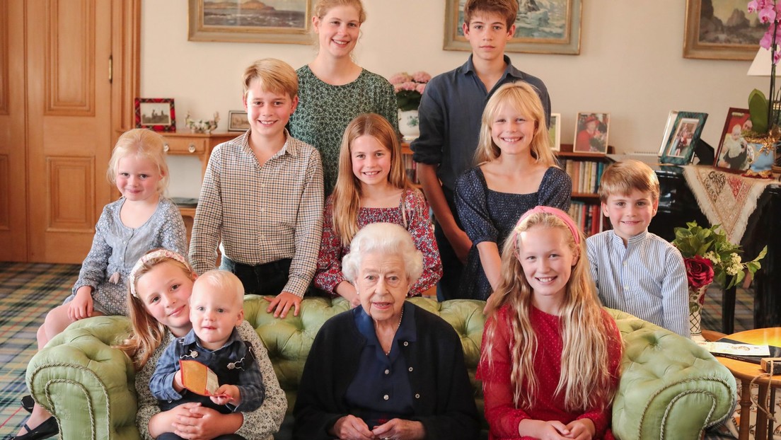 Una popular foto de la reina Isabel II fue manipulada digitalmente
