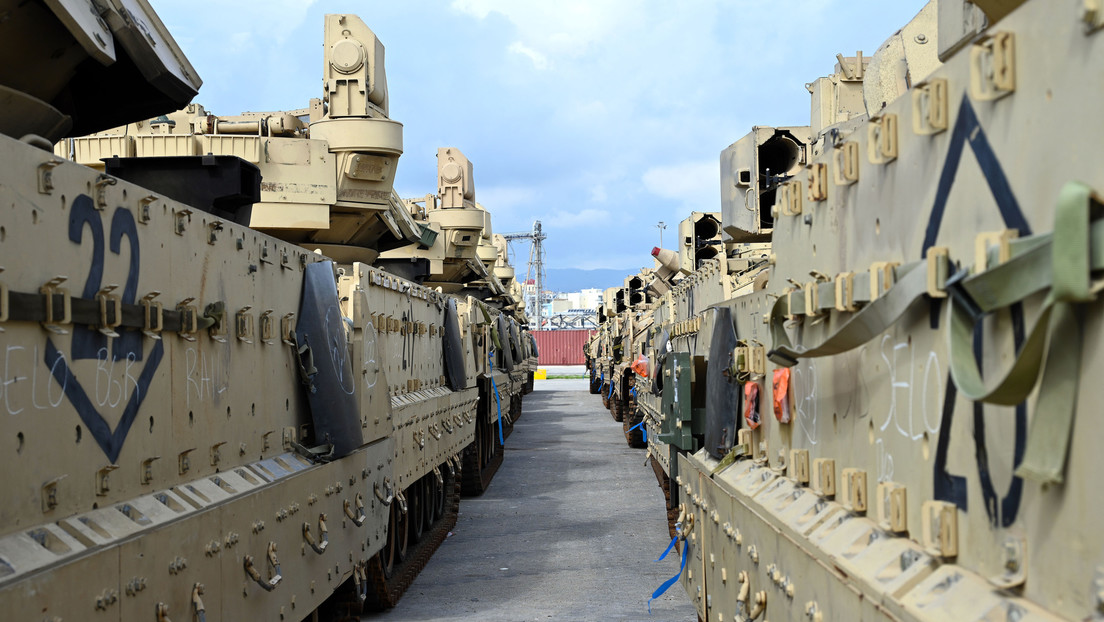 VIDEO: Comunistas griegos bloquean un tren que transportaba tanques de la OTAN