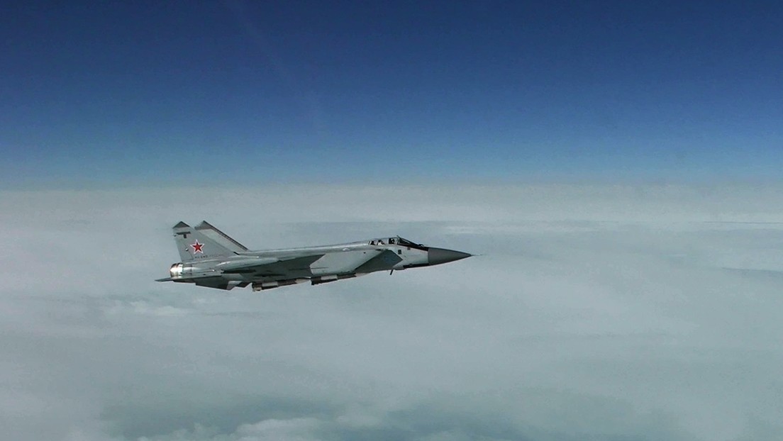 Un caza ruso intercepta 2 bombarderos de EE.UU.