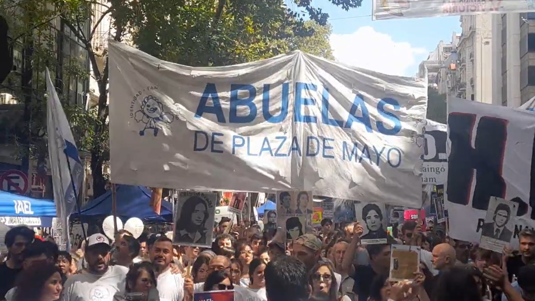 "¡No nos han vencido! ": histórica multitud condena el negacionismo de Milei