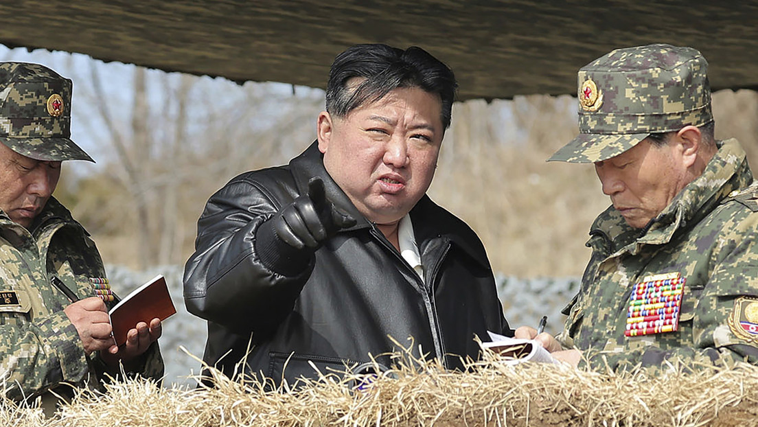 Kim Jong-un inspecciona ejercicios de una división de tanques de élite