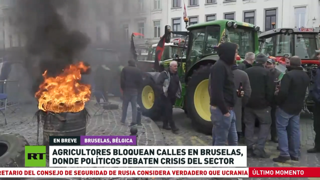 Agricultores bloquean calles en Bruselas mientras políticos debaten crisis del sector