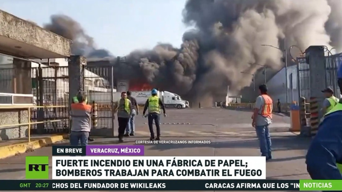 Fuerte incendio en una fábrica de papel en México