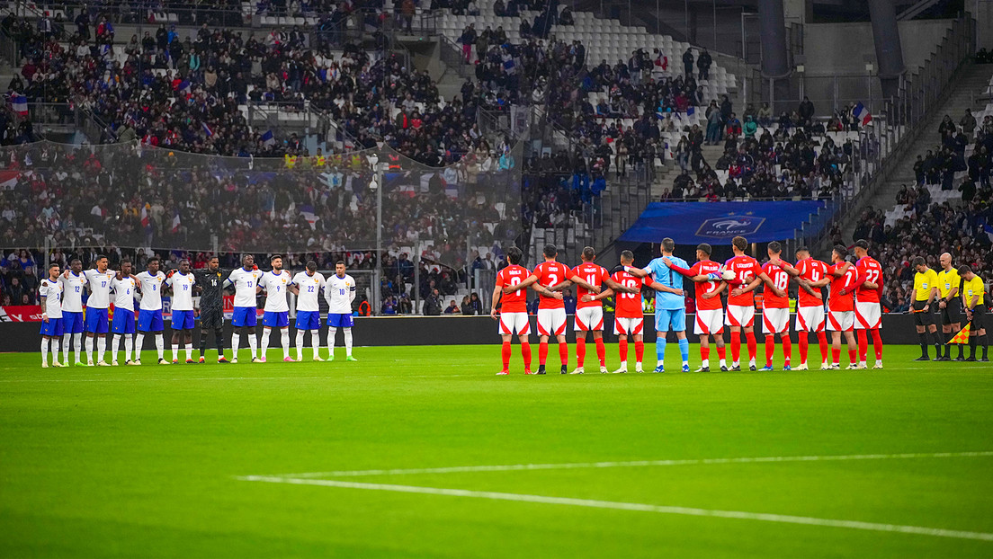 Futbolistas de Francia y Chile rinden homenaje a las víctimas del atentado terrorista en Moscú