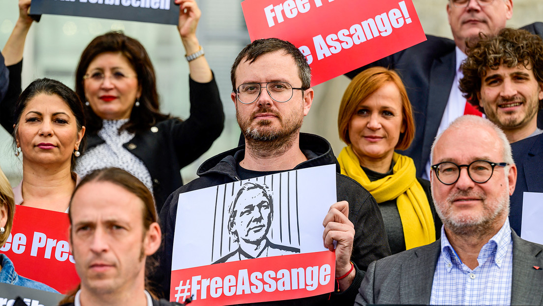 El hermano de Assange describe su sufrimiento en la cárcel: "causa pavor verlo deteriorarse"
