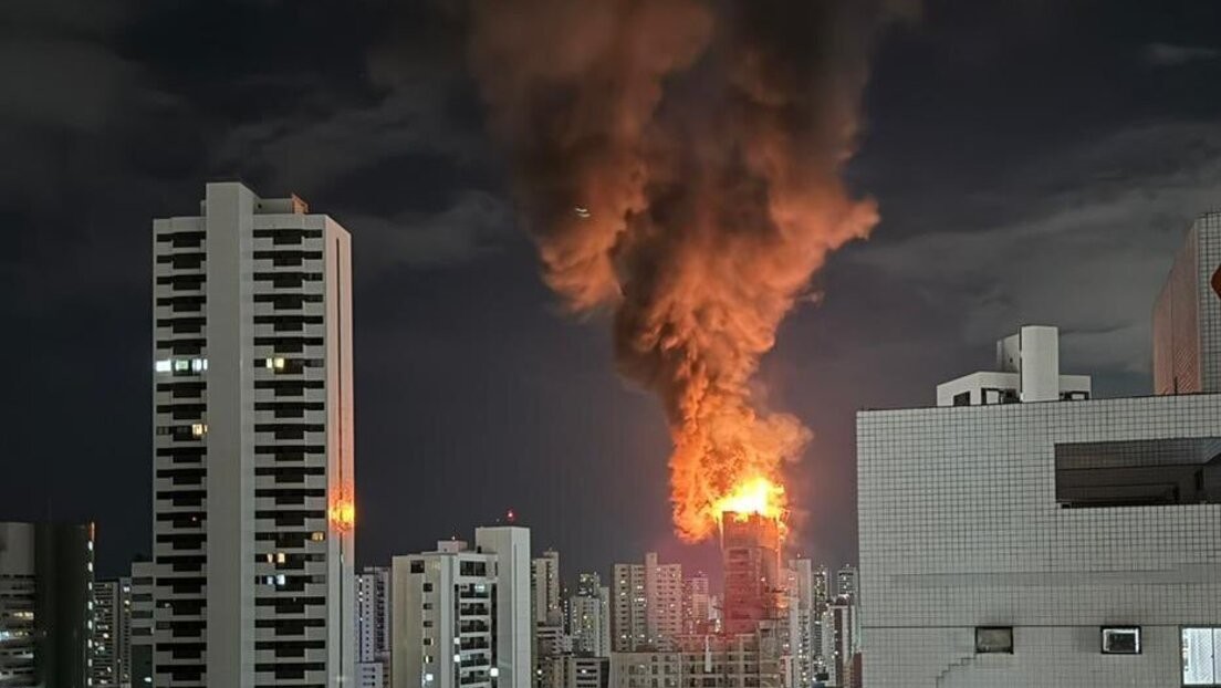 VIDEOS:  Incendio devora un edificio en construcción en Brasil