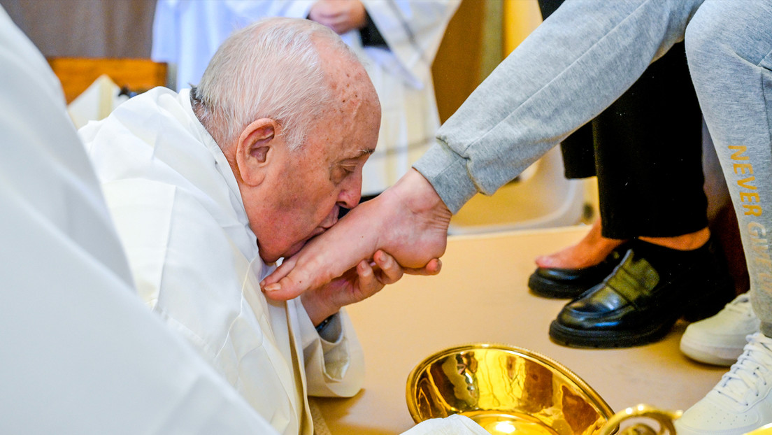 "Jesús lo perdona todo": El papa lava y besa los pies a 12 mujeres encarceladas
