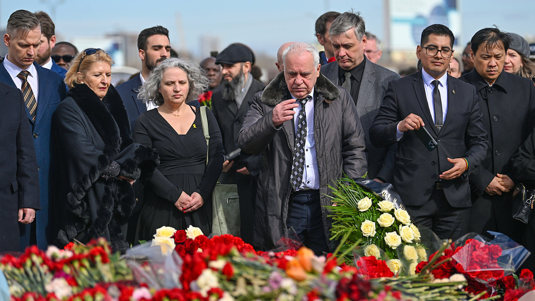 Embajadores de múltiples países honran a las víctimas del atentado en el Crocus