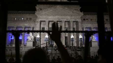 Protesta ante el Congreso argentino acaba con 22 personas con quemaduras por gas lacrimógeno de la Policía