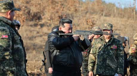 FOTOS: Kim aparece con un fusil durante maniobras y llama a una "preparación perfecta para una guerra"
