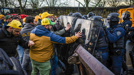 VIDEOS: Gases lacrimógenos contra protesta de agricultores en Francia