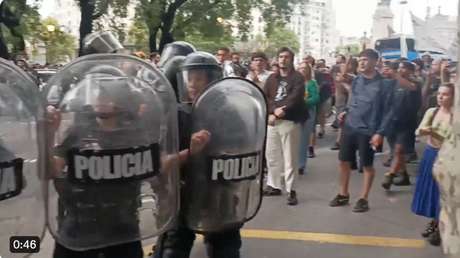La Policía reprime una protesta por los recortes en el Instituto Nacional de Cine de Argentina (VIDEOS)