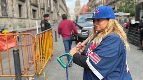 La inusual manera de una madre buscadora de atraer la atención de López Obrador