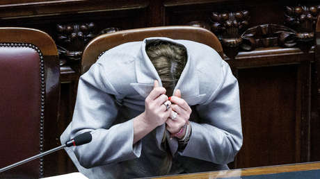 VIDEO: Meloni se esconde en su chaqueta durante una reunión en el Parlamento