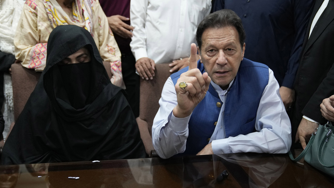 Suspenden una condena por corrupción del ex primer ministro pakistaní Imran Khan y su esposa