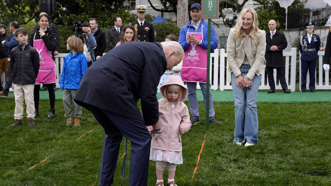 VIDEO: Biden consuela a una niña que lloraba durante un evento de Pascua