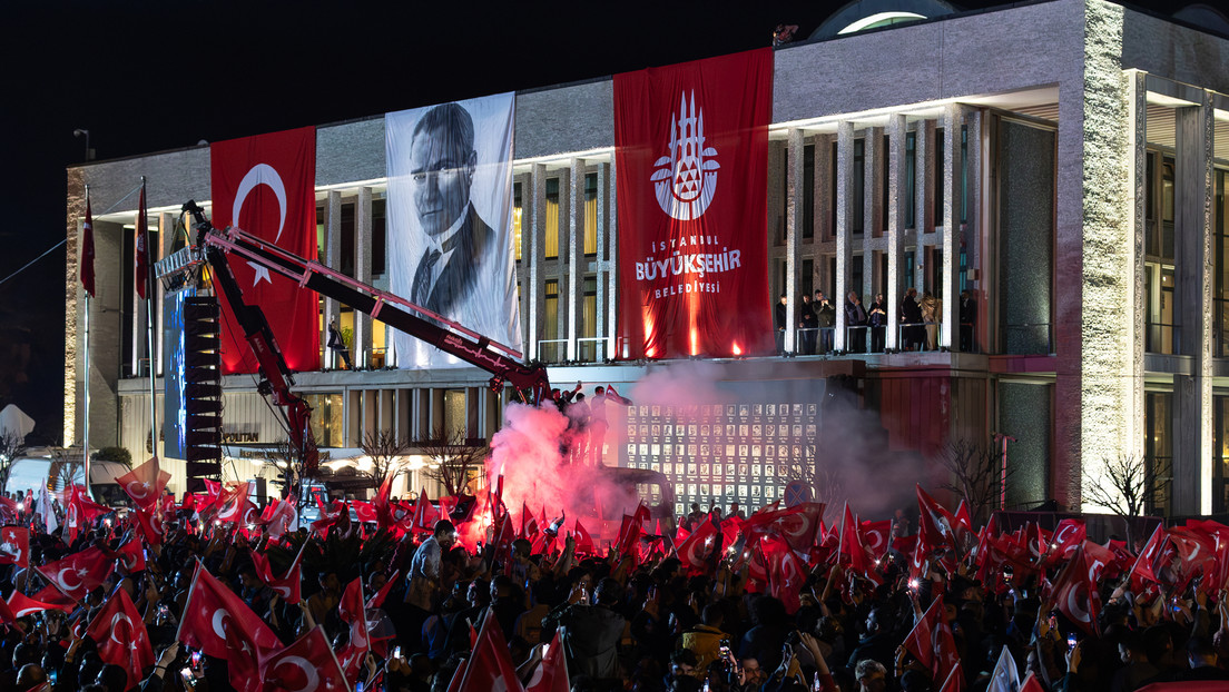 Fallece un político turco al derrumbarse un balcón (VIDEO)