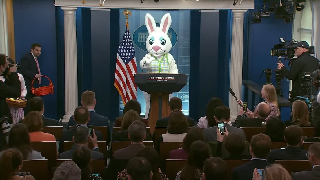 "¿Es usted John Kirby?": Un conejo de Pascua 'preside' una rueda en prensa en la Casa Blanca
