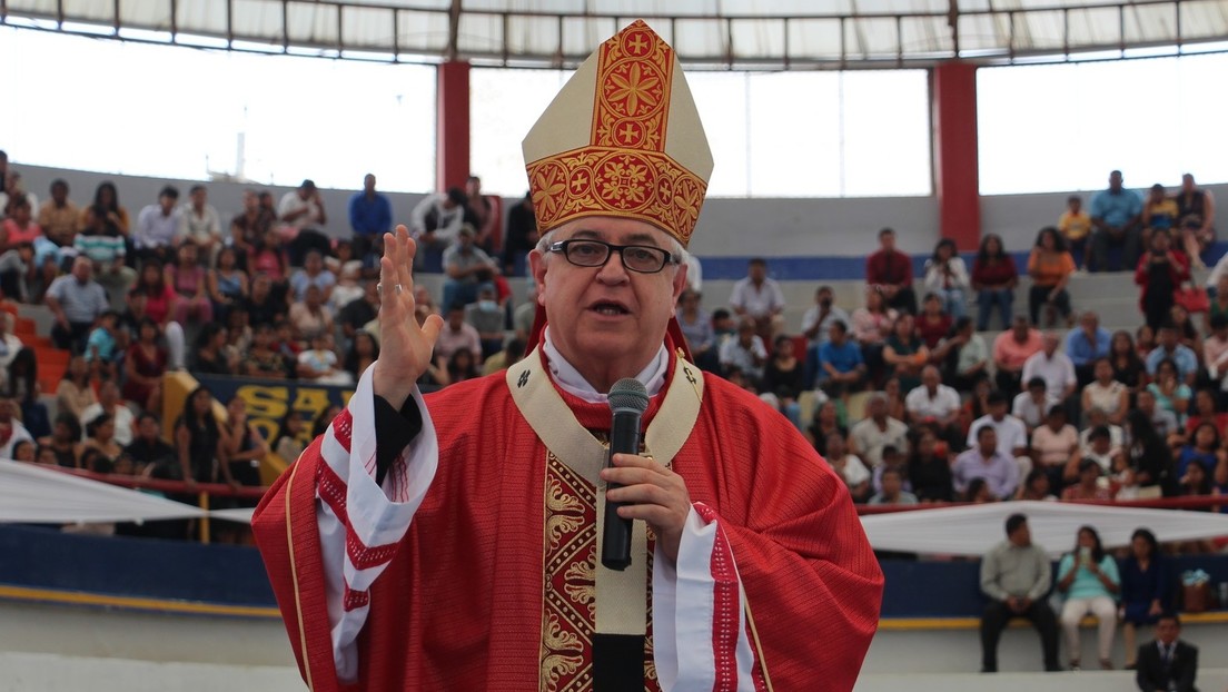 El papa Francisco acepta renuncia de arzobispo peruano investigado por abusos en su congregación