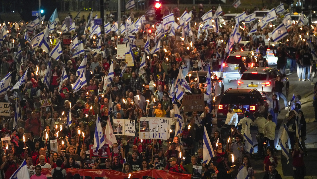 VIDEO: Manifestantes con antorchas protestan cerca de la residencia de Netanyahu en Jerusalén