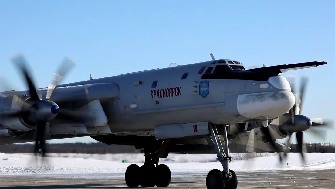 VIDEO: Dos bombarderos portamisiles rusos Tu-95MS sobrevuelan aguas neutrales árticas y atlánticas