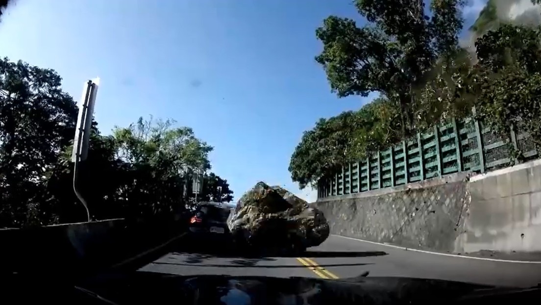 VIDEO: Roca gigante impacta un coche en plena vía durante el terremoto en Taiwán