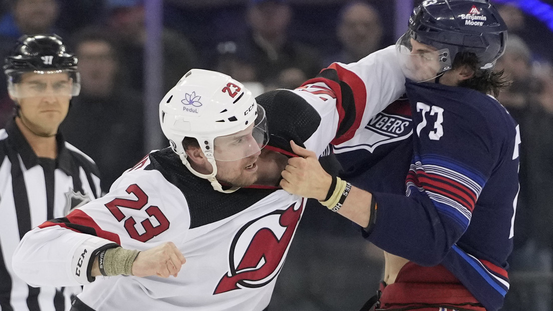 VIDEO: Un partido de la NHL inicia con un duro ajuste de cuentas