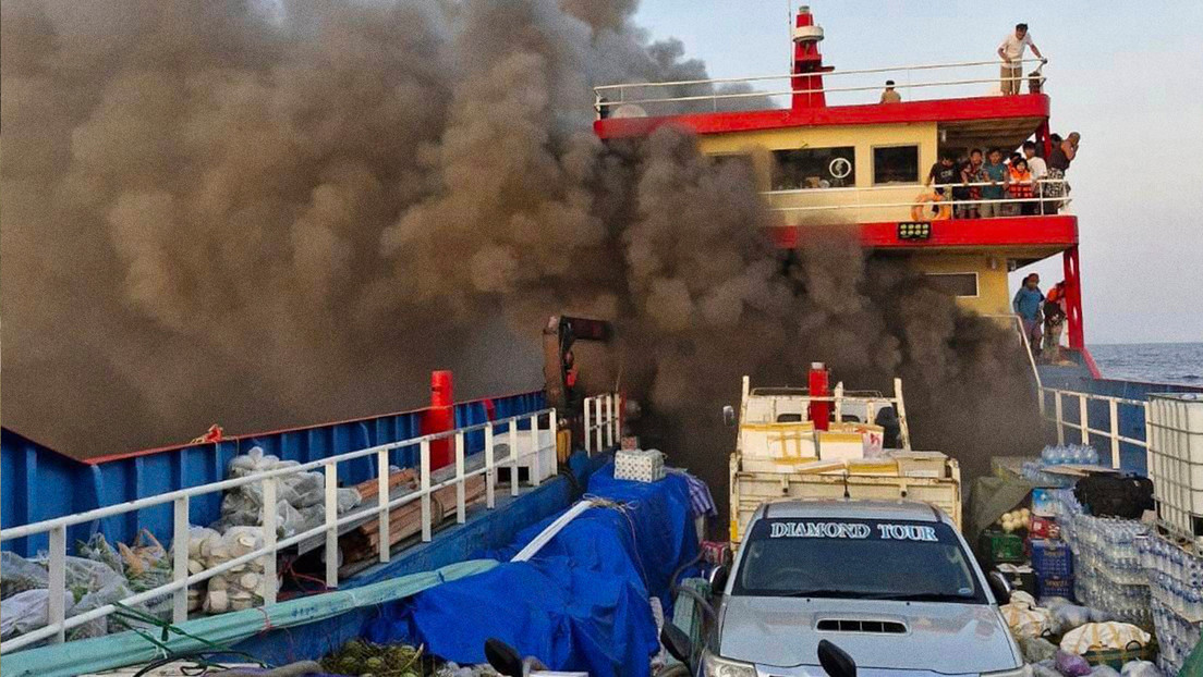 VIDEO: Se incendia un ferry con casi 100 pasajeros en Tailandia