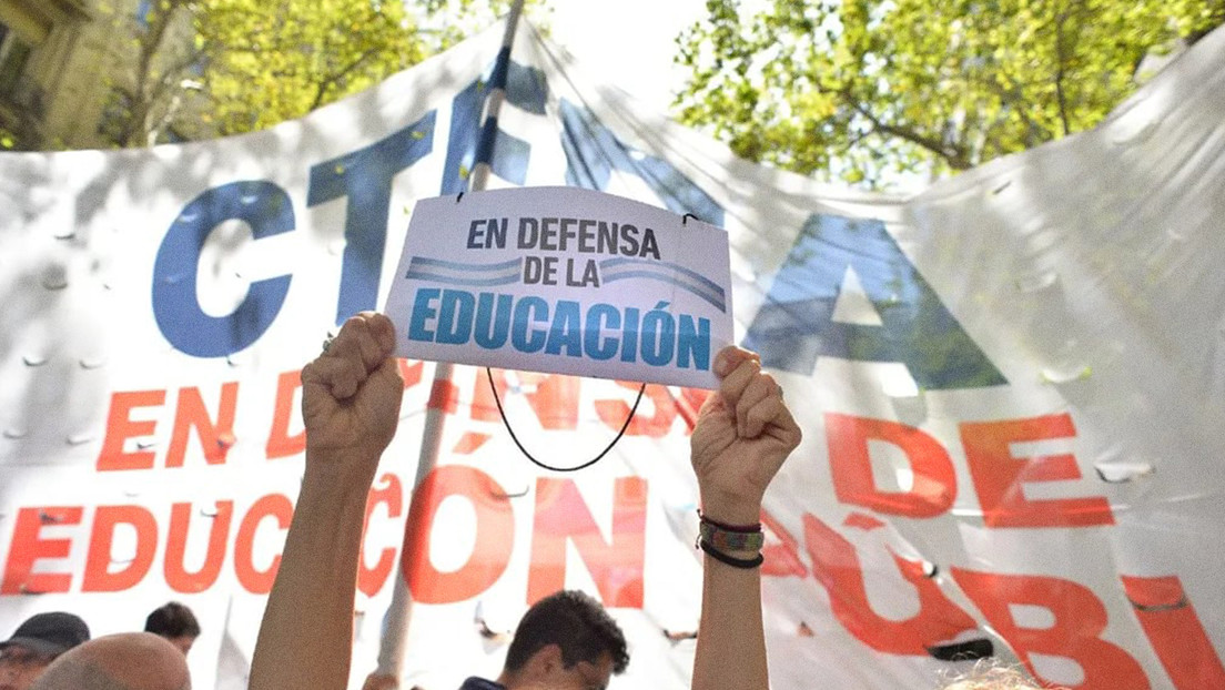 Los maestros siguen el pulso en las calles de Argentina contra la 'motosierra' de Milei