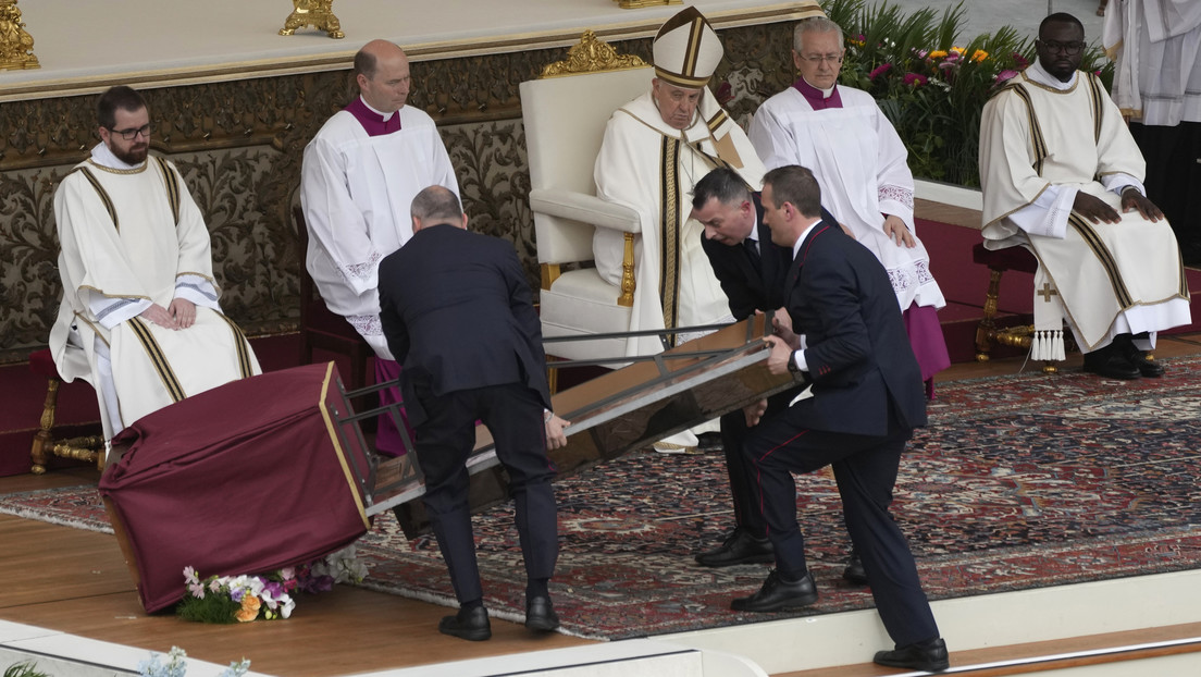 VIDEO: Un icono cae a pocos metros del papa Francisco en plena misa