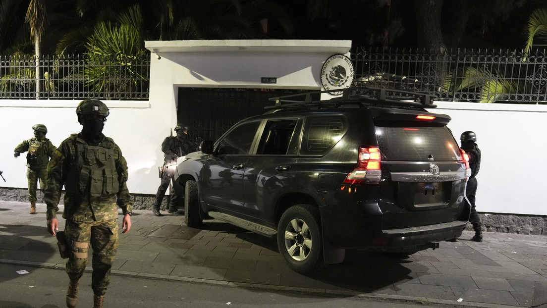 VIDEO: Policía de Ecuador irrumpe en la Embajada de México y captura a Jorge Glas
