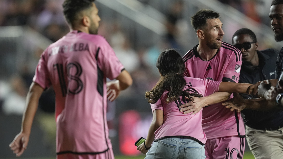 VIDEO: El gesto de Messi con una fan que interrumpió un partido para tomarse una selfi