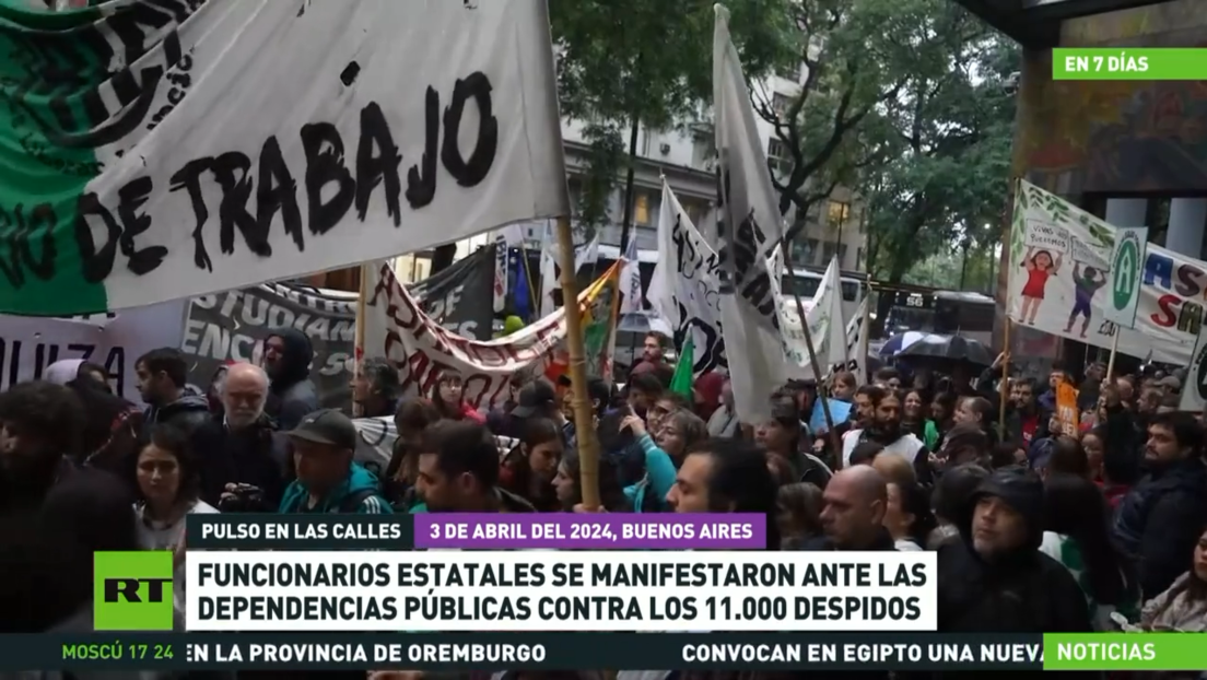 Funcionarios estatales argentinos se manifestaron ante las dependencias públicas contra los 11.000 despidos