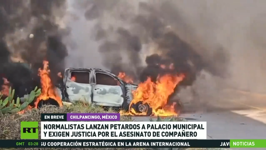 Normalistas mexicanos lanzan petardos contra Palacio Municipal y exigen justicia por el asesinato de un compañero