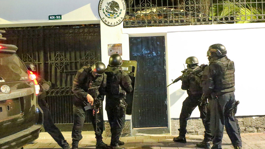 López Obrador muestra las inéditas imágenes del asalto a la embajada en Quito