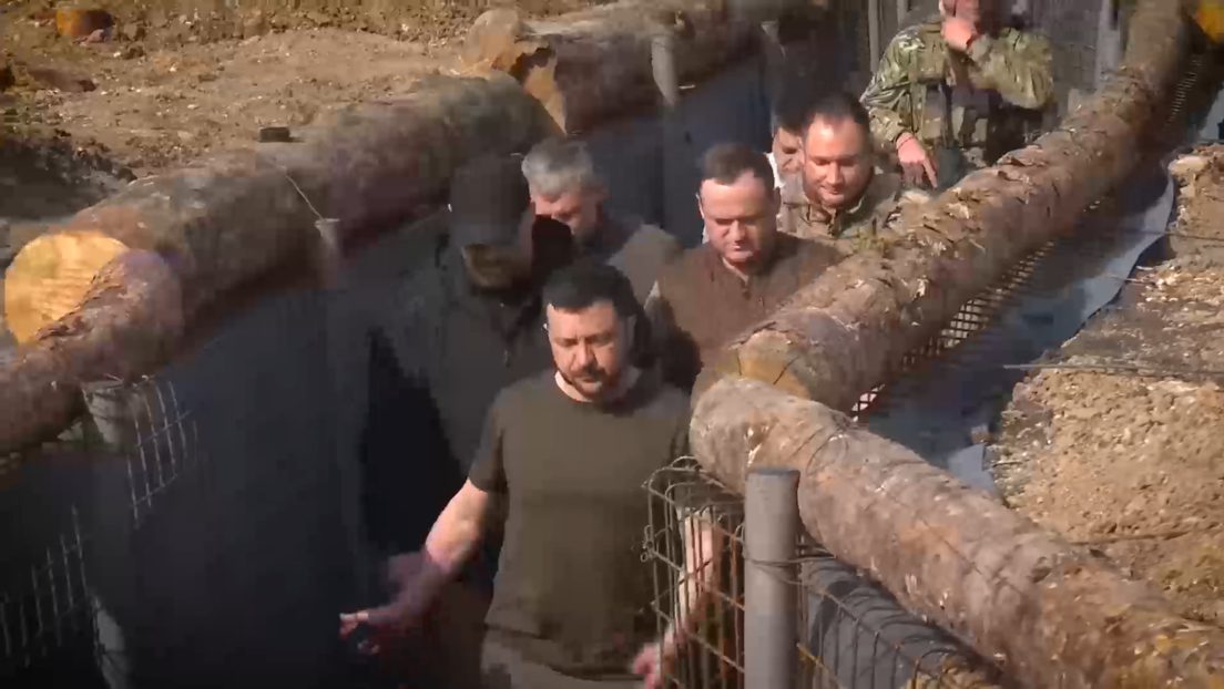 VIDEO: Zelenski publica un video de sí mismo inspeccionando trincheras en la región de Járkov