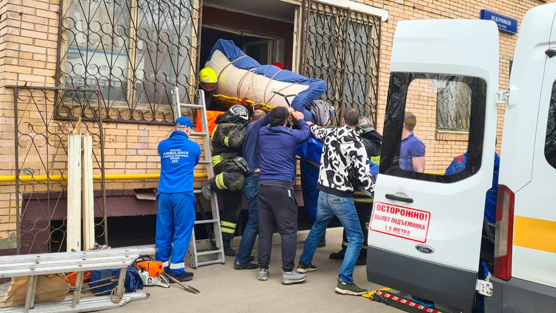 VIDEO: Evacúan a un hombre de 300 kg de un apartamento en Rusia
