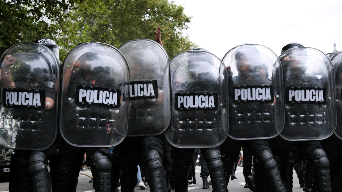 Policía de Argentina reprime a comunidad indígena para forzar el ingreso de una minera extranjera