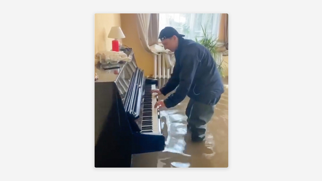 VIDEO: Un hombre toca el piano en una casa inundada en Rusia