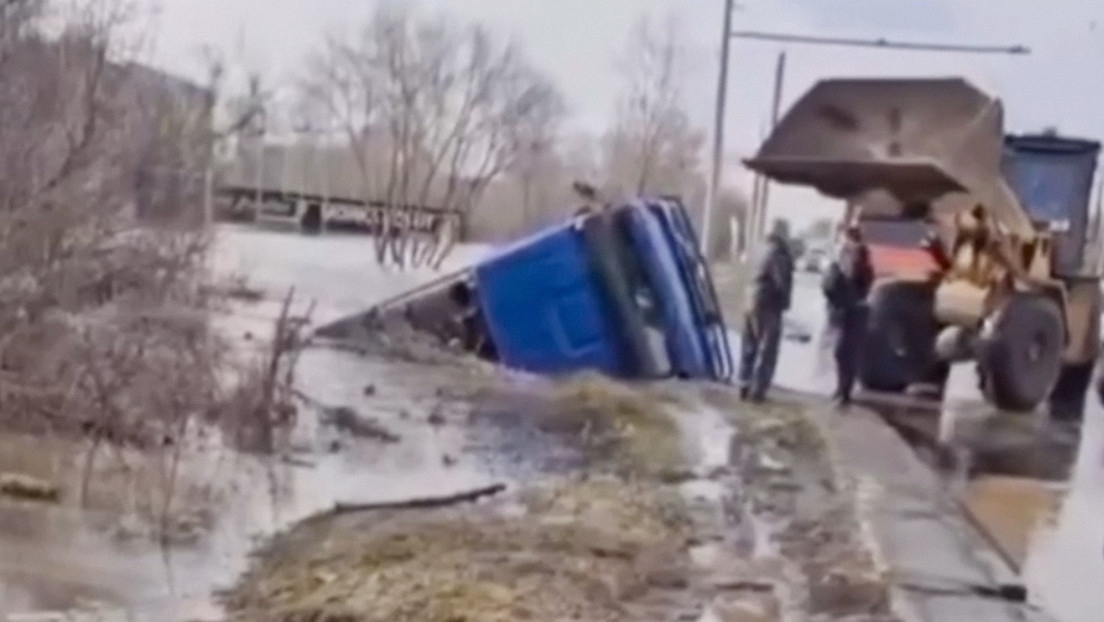 VIDEO: Camión es 'tragado' por el agua tras inundaciones en Rusia
