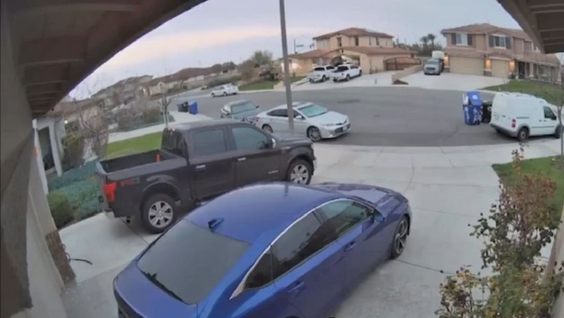 VIDEO: Automóvil vuela por los aires antes de estrellarse contra un garaje en EE.UU.