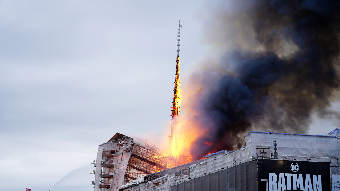 VIDEO: Arde el histórico edificio de la Bolsa de Copenhague y se derrumba su icónico chapitel