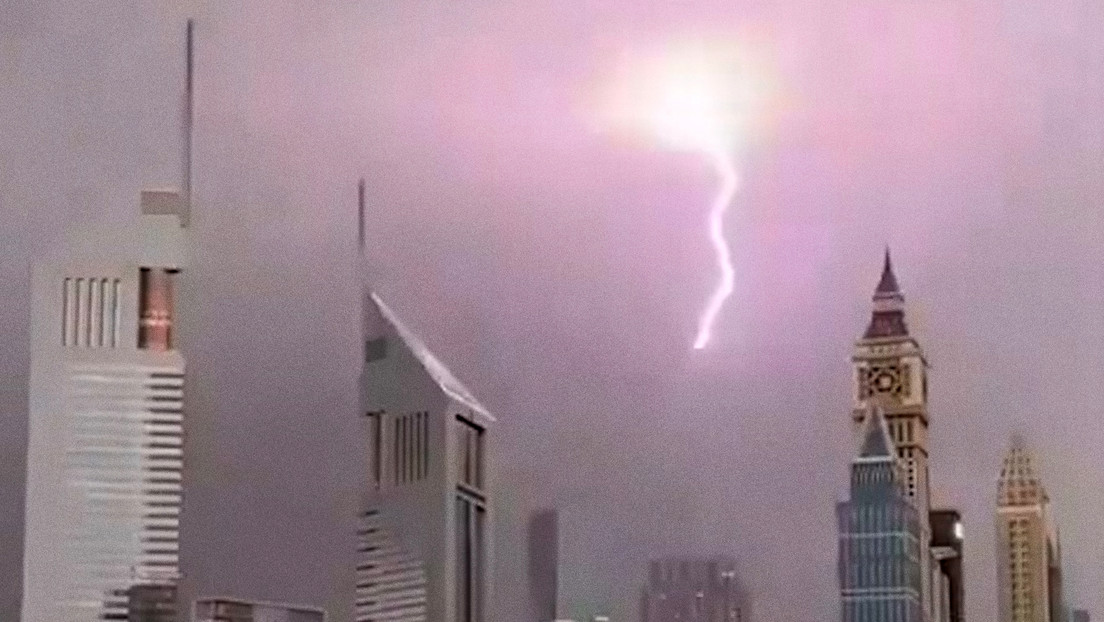 VIDEO: Un rayo atraviesa el cielo en medio de los rascacielos en Dubái