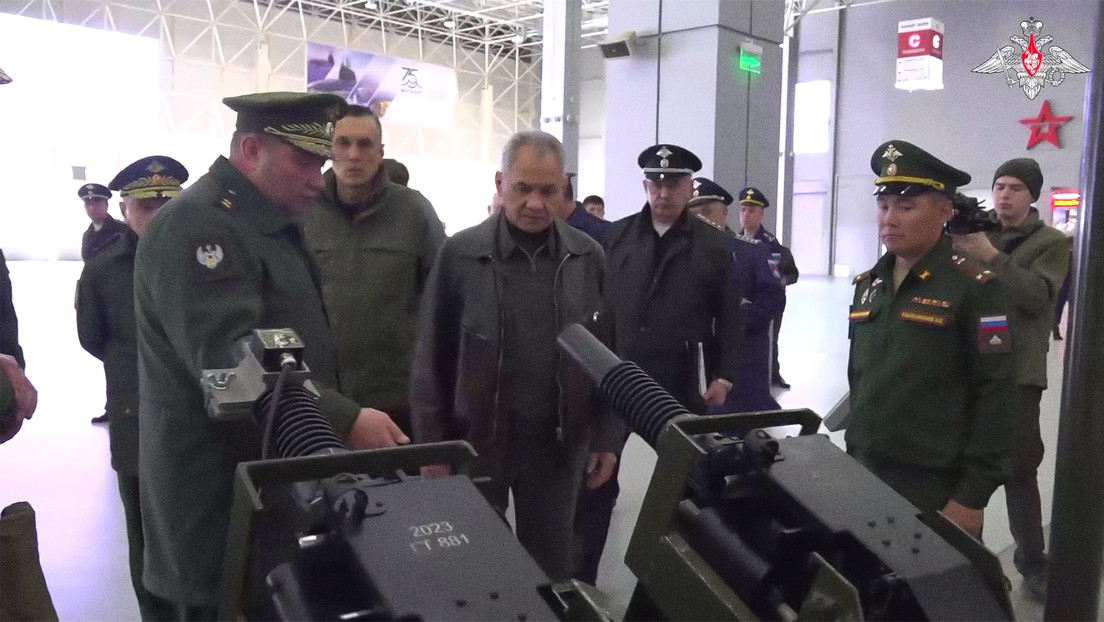 Presentan a Shoigú novedosos modelos de armas y equipo técnico-militar ruso (VIDEO)