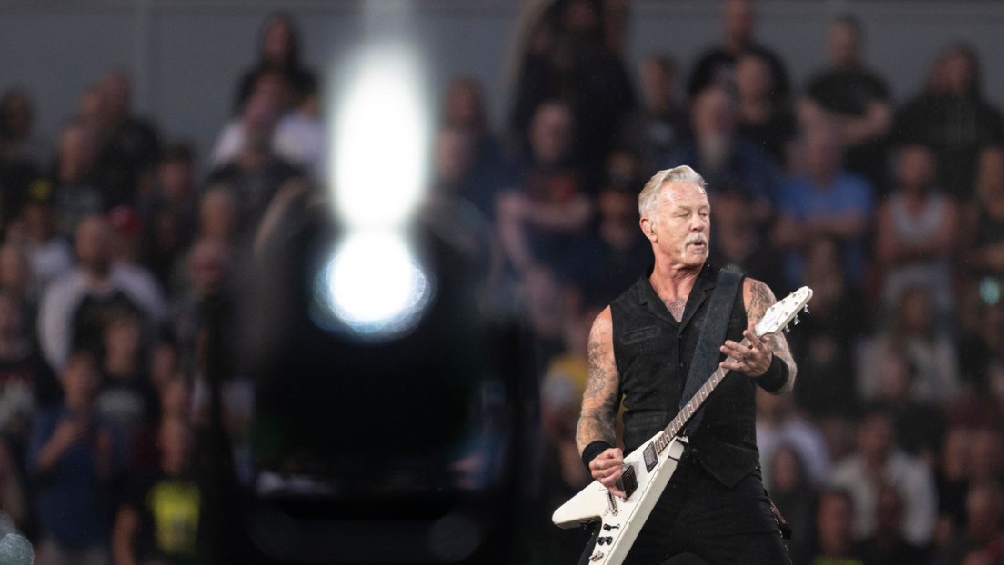 Vocalista de Metallica usa las cenizas del legendario líder de Motorhead para tatuarse