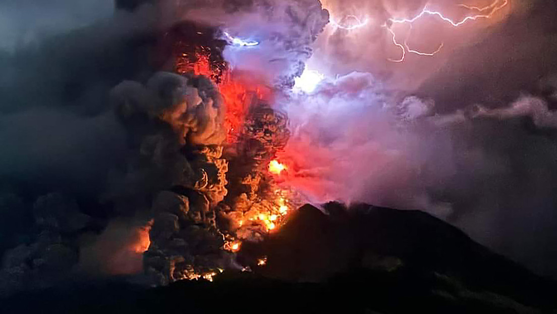 Este video de la erupción de un volcán es tan épico que parece irreal