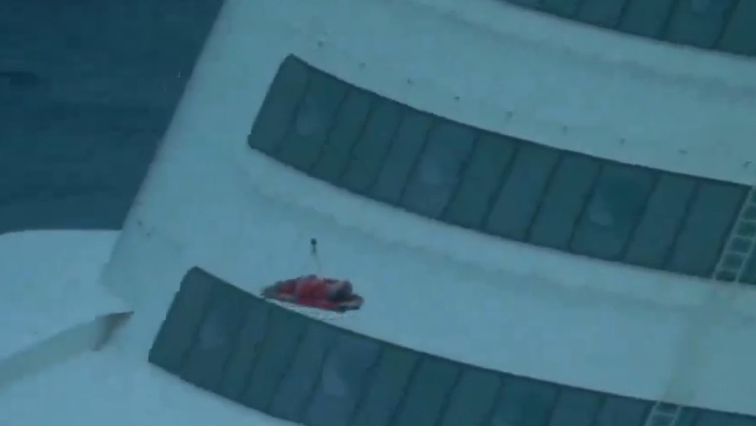 VIDEO: Impresionante rescate en helicóptero de una mujer embarazada sobre el Atlántico