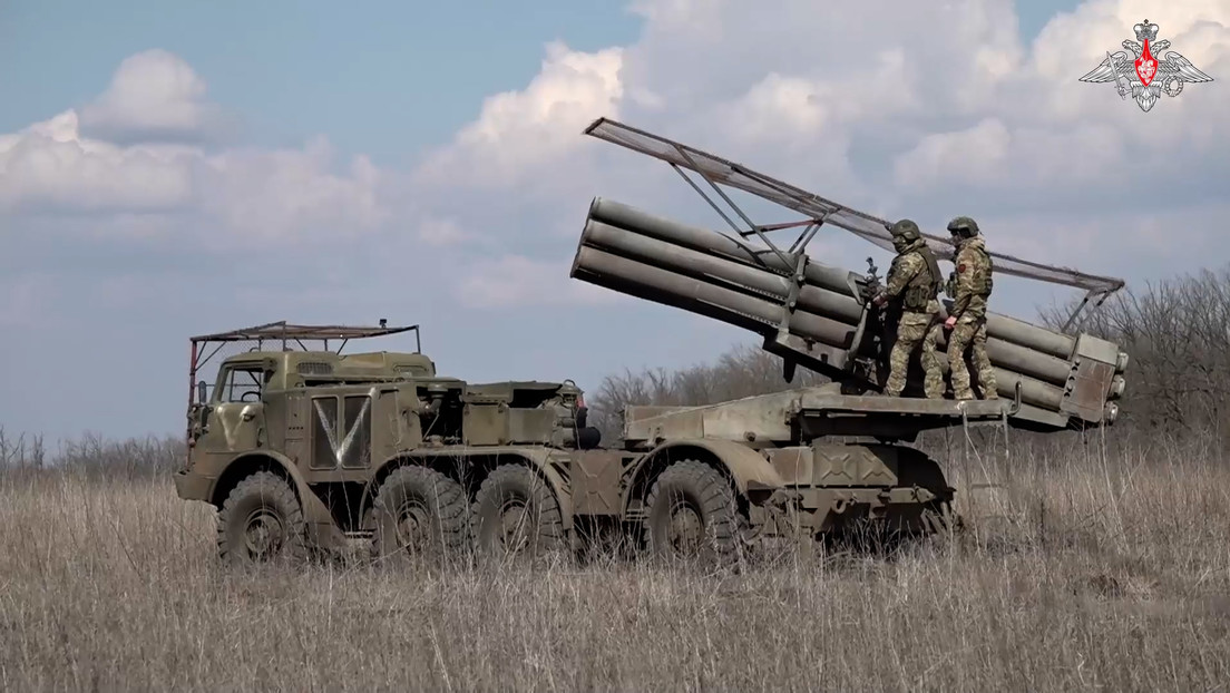 VIDEO: Lanzacohetes rusos incendian posiciones ucranianas